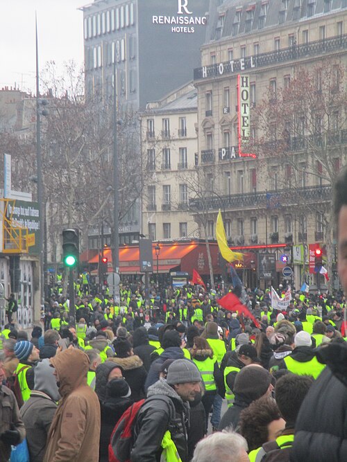 Gilets jaunes et drapeaux syndicaux mêlés boulevard Saint-Michel.