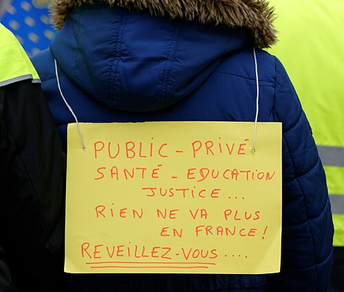 Pancarte « Public, privé, santé, éducation, justice, rien ne va plus en France, réveillez-vous ».