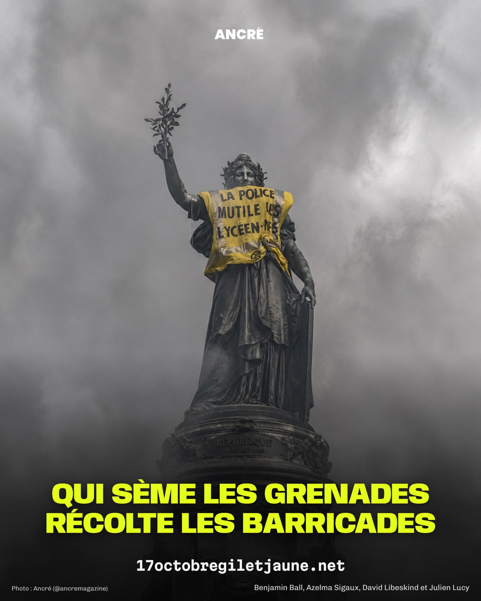 Qui sème les grenades récolte les barricades. 17octobregiletjaune.net. La statue de la République, place de la République à Paris, vêtue d'un gilet jaune « La police mutile les lycéen·nes », dans la fumée, le 17 octobre 2026.